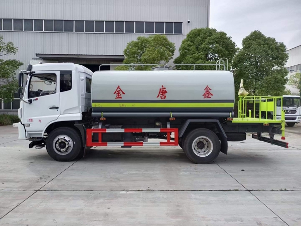 東風(fēng)福瑞卡12噸灑水車